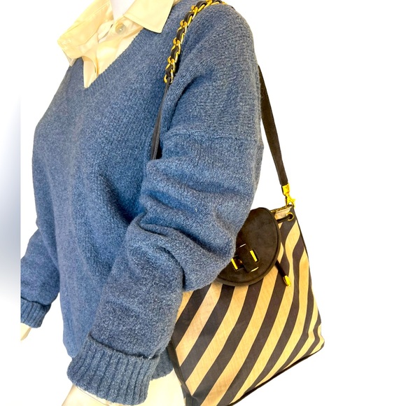 Claudio Merazzi Italian shoulder bag with flashy gold hardware. Hobo style cinch - Picture 3 of 8